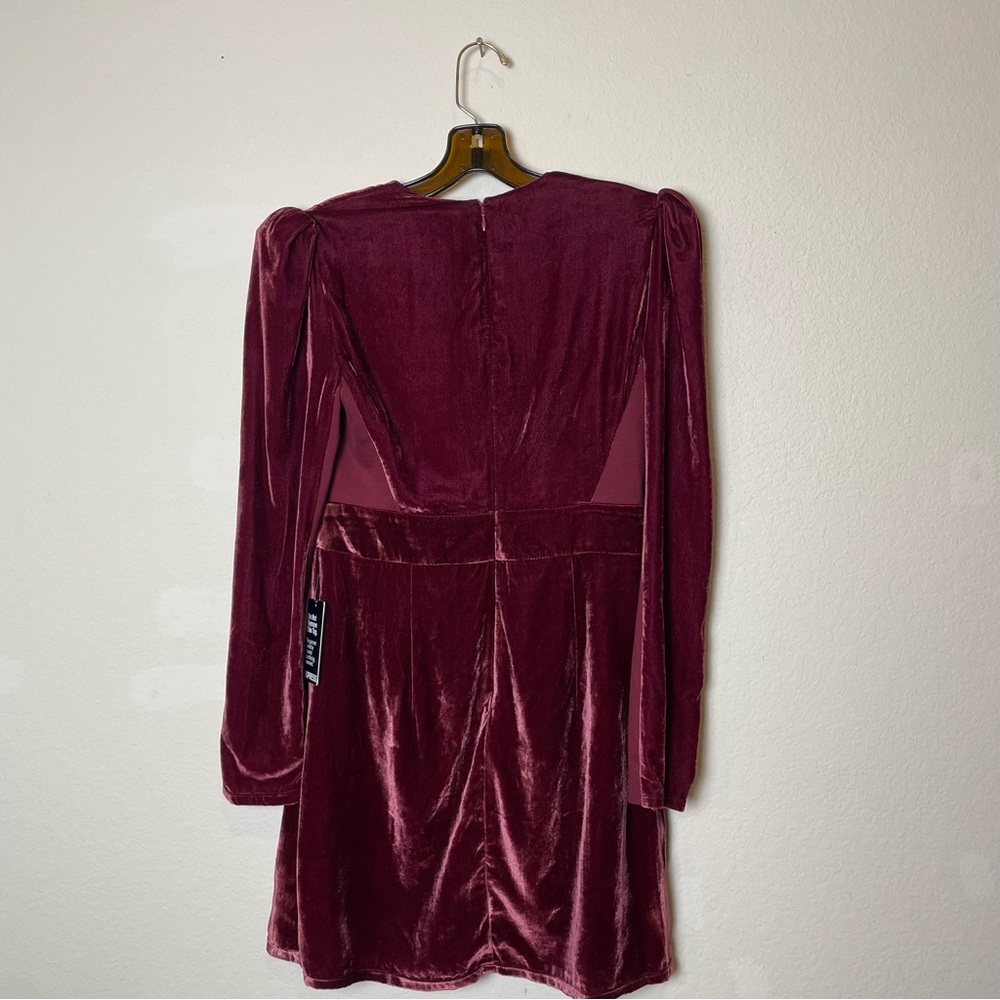 NWT Express Burgundy Crushed Velvet Deep V-Neck Mini Dress Sz 8 - Picture 2 of 9